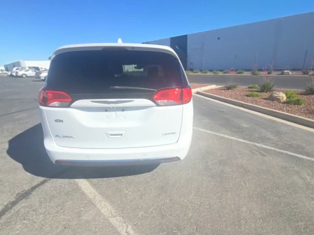 Used 2017 Chrysler Pacifica Limited FWD image 4