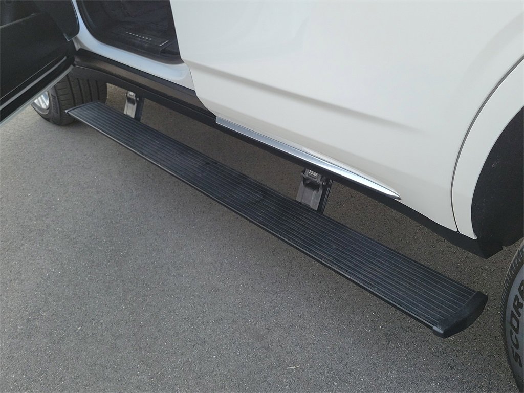 Used 2021 Cadillac Escalade Premium Luxury w/ LPO, Illumination Package image 16