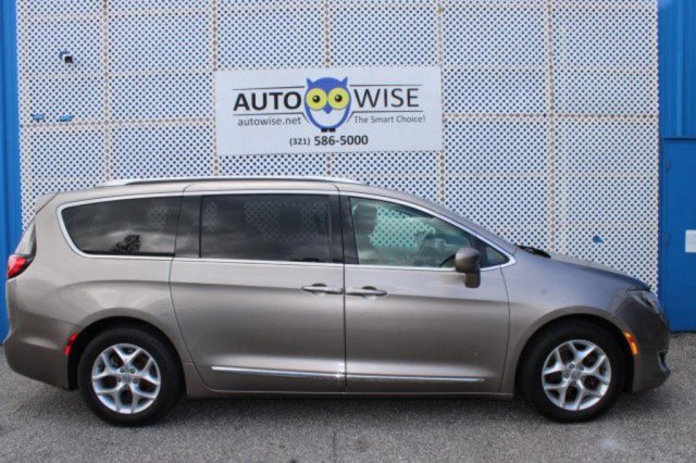 Used 2018 Chrysler Pacifica Touring-L Plus w/ Tire & Wheel Group image 2