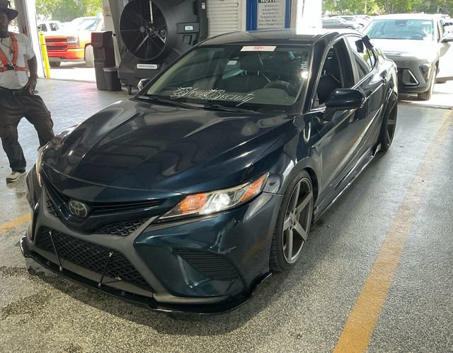 Used 2020 Toyota Camry SE FWD image 1