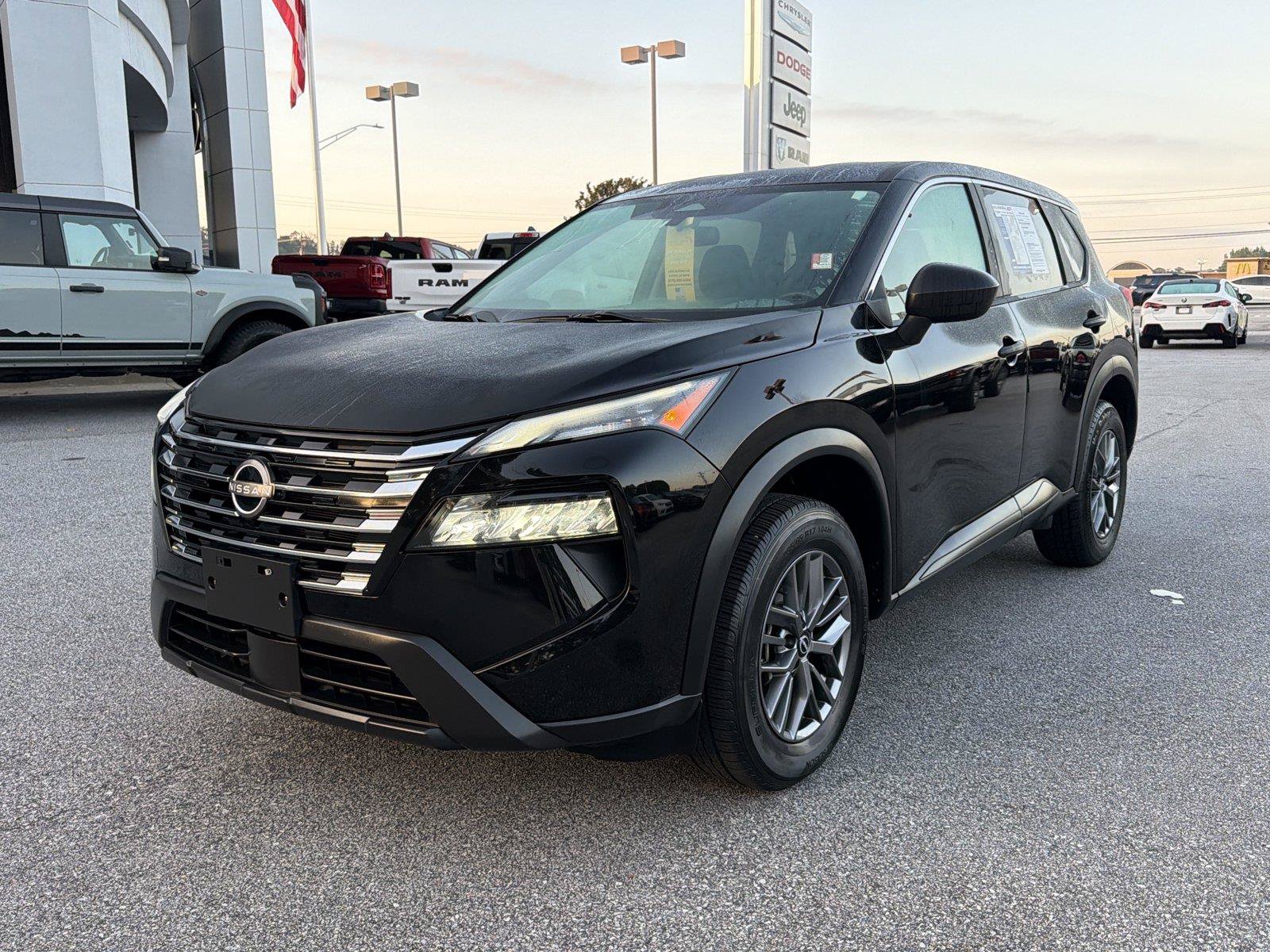 Used 2024 Nissan Rogue S AWD/4WD image 2