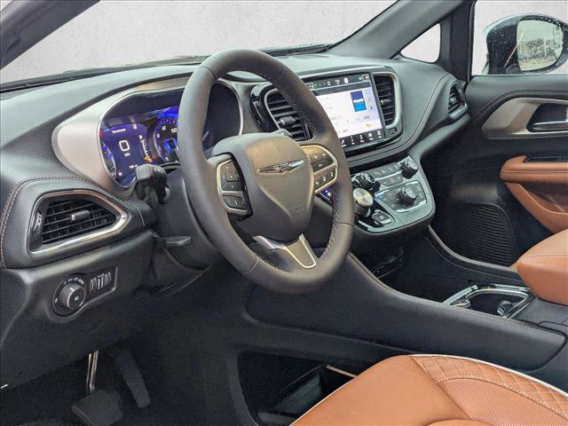 Used 2025 Chrysler Pacifica Pinnacle image 10