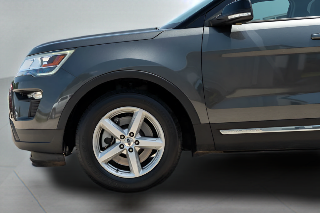 Used 2018 Ford Explorer XLT w/ Equipment Group 201A FWD image 13