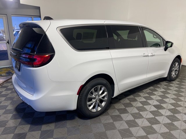 New 2026 Chrysler Pacifica Select image 6