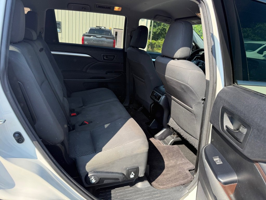 Used 2015 Toyota Highlander LE FWD image 17