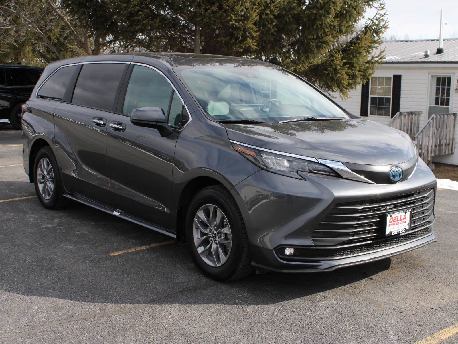 Used 2025 Toyota Sienna XLE image 3