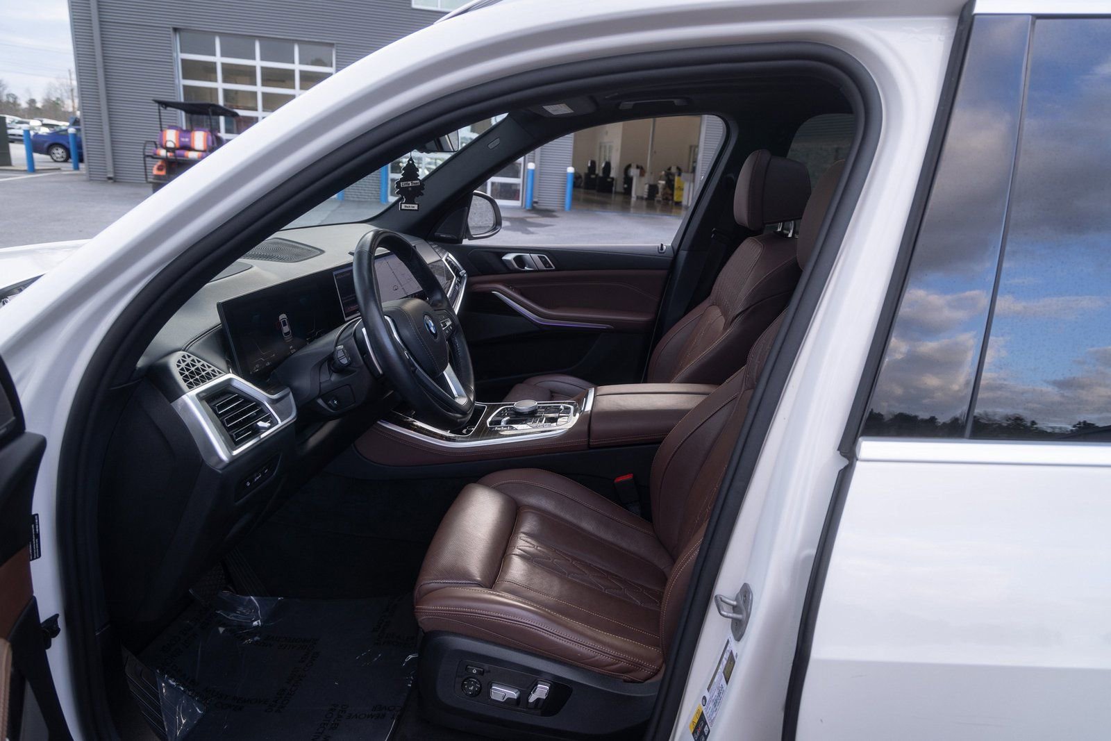 Used 2025 BMW X5 xDrive50e image 14