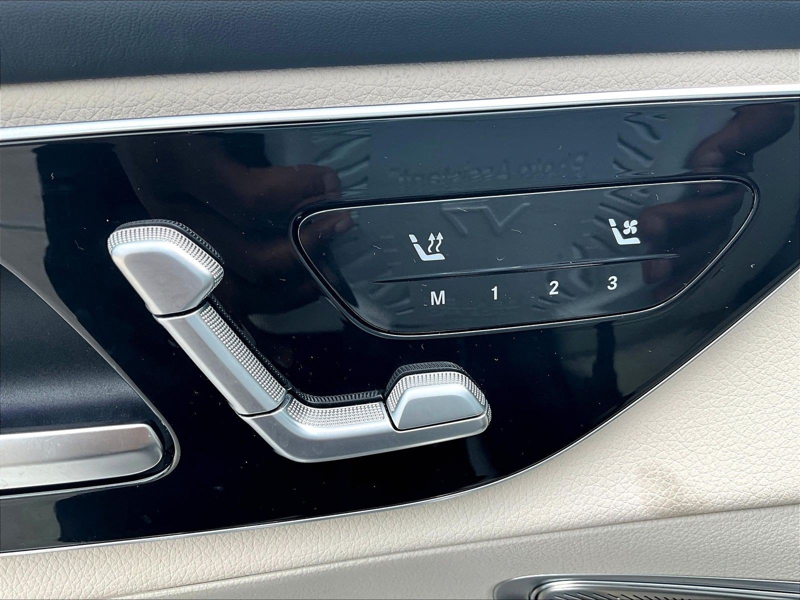 Used 2025 Mercedes-Benz GLC 300 4MATIC image 37