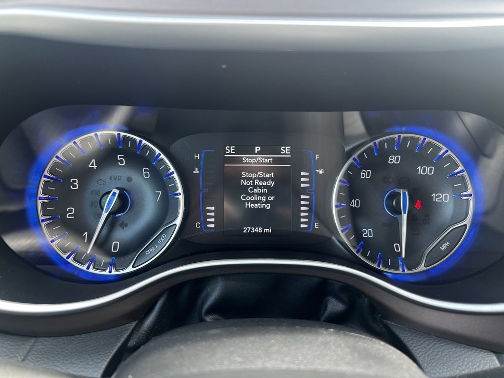 Used 2022 Chrysler Voyager LX image 14