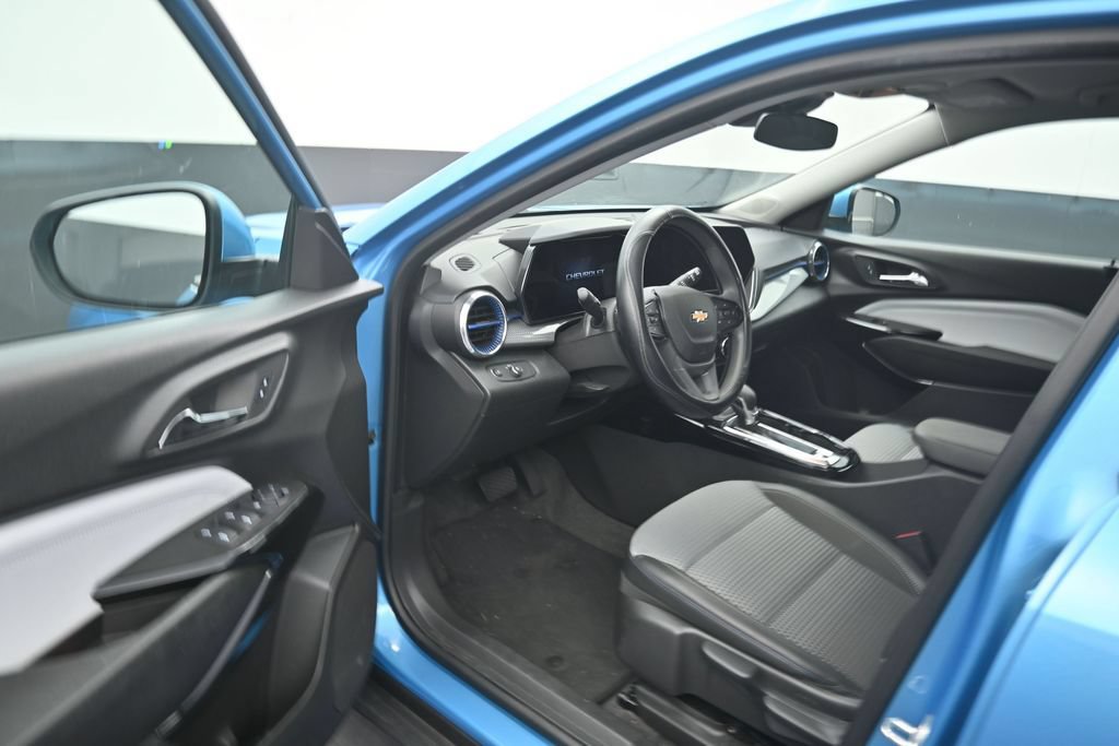 Used 2025 Chevrolet Trax LT FWD image 10