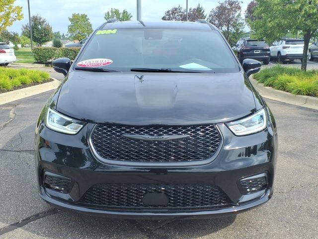 Certified 2024 Chrysler Pacifica Limited w/ S Appearance Package AWD/4WD image 2