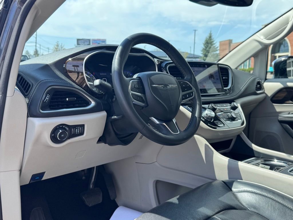 Used 2023 Chrysler Pacifica Limited FWD image 11