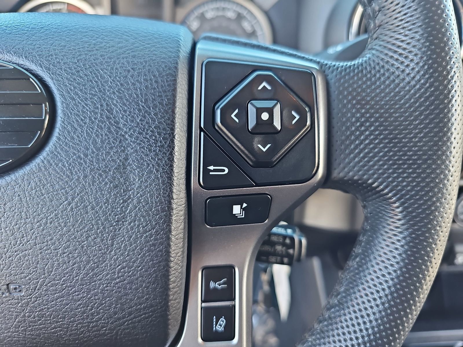 Used 2020 Toyota Tacoma SR5 RWD image 17