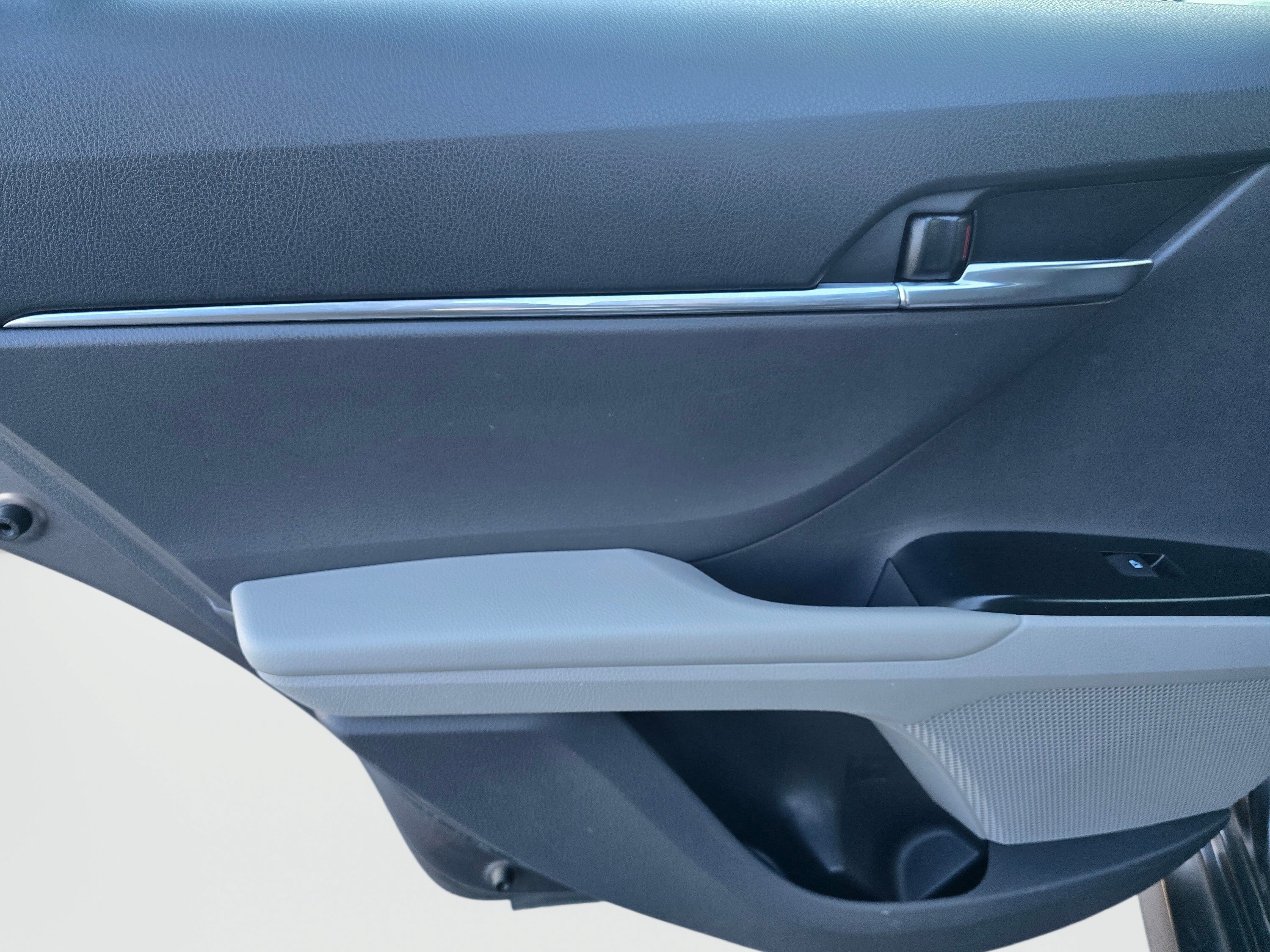 Used 2018 Toyota Camry LE w/ Moonroof Package FWD image 19