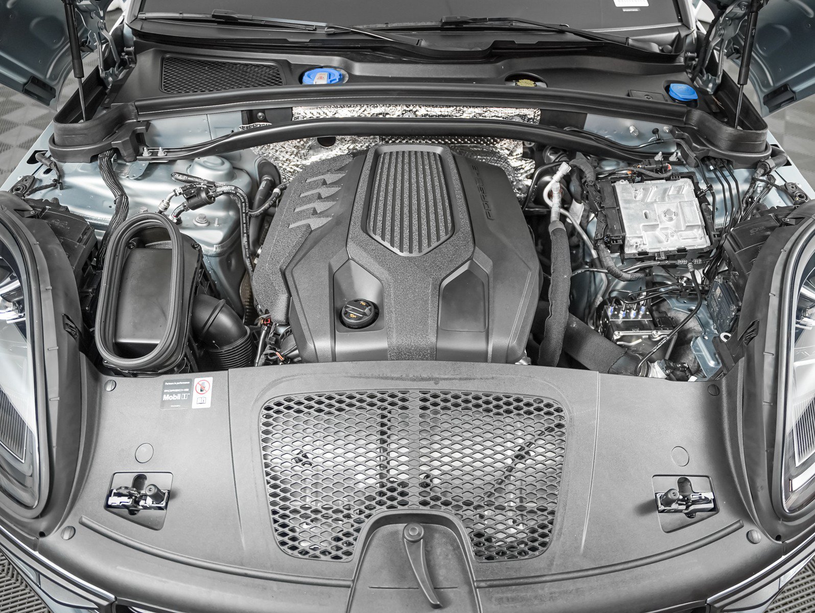 Certified 2026 Porsche Macan AWD/4WD image 13