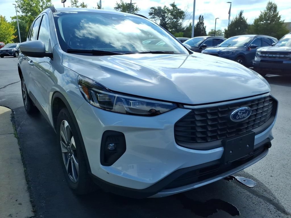 Used 2025 Ford Escape Platinum AWD/4WD image 3