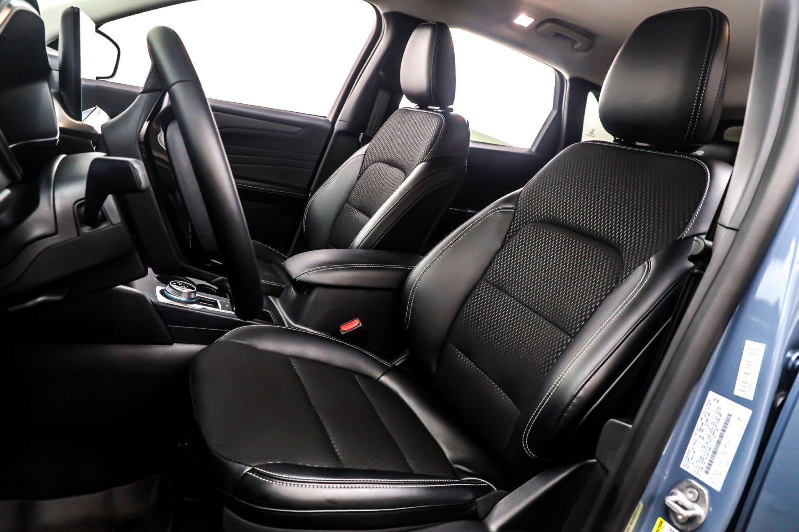 Used 2025 Ford Escape SE w/ Class II Trailer Tow Package image 17