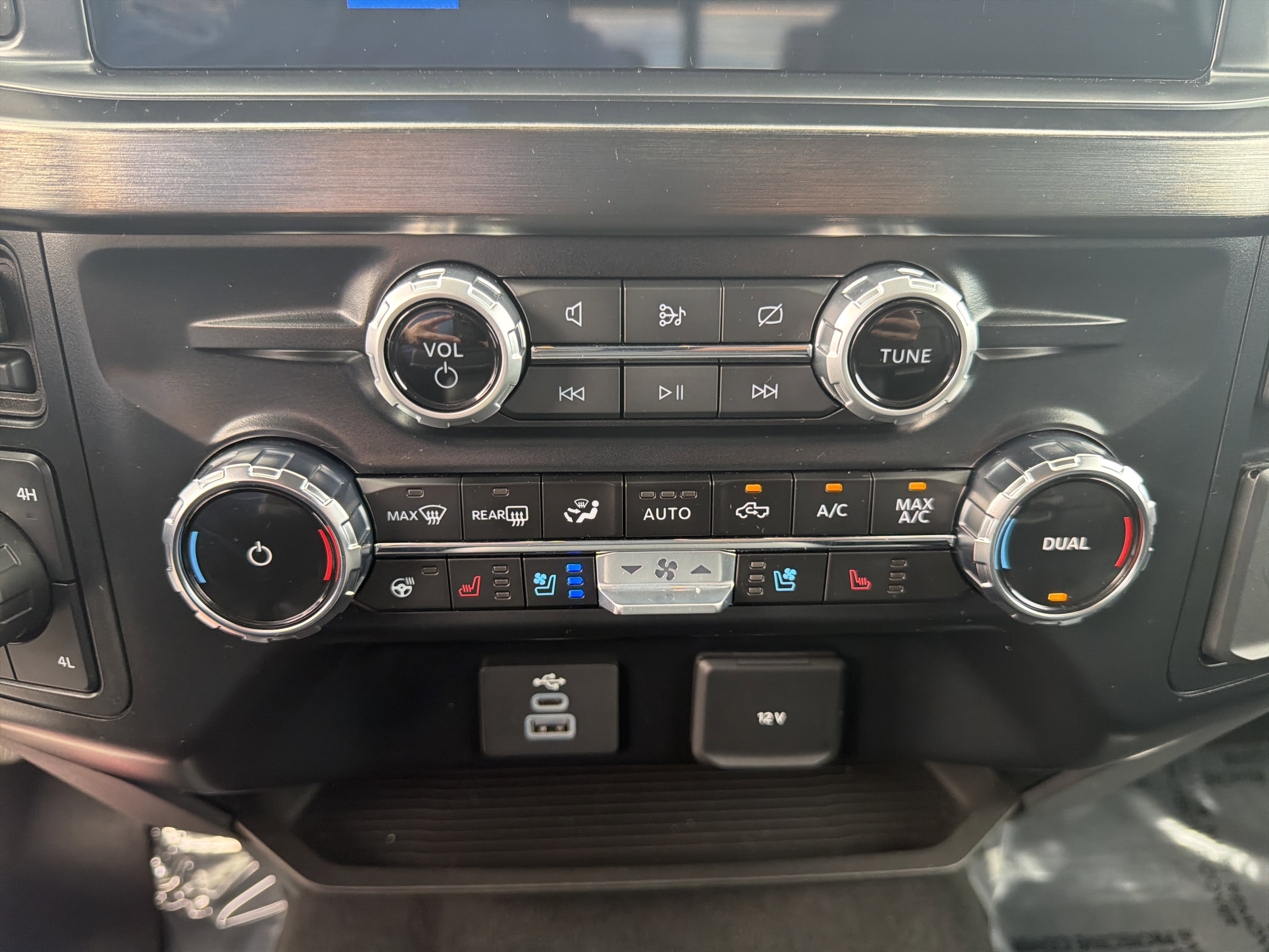 Used 2024 Ford F350 Lariat w/ Camper Package image 28