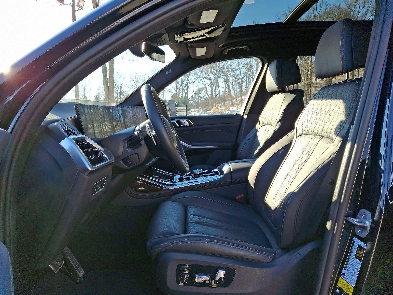 Used 2024 BMW X7 M60i w/ Climate Comfort Package image 13