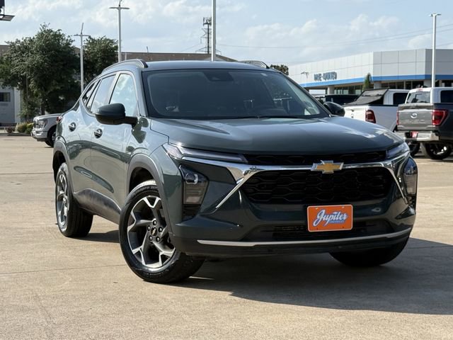 Used 2025 Chevrolet Trax LT FWD image 2