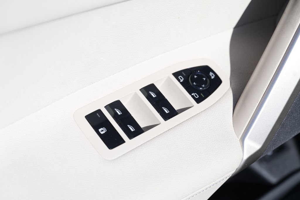 Used 2022 BMW iX xDrive50 w/ Premium Package image 30