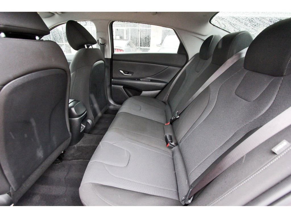 Certified 2025 Hyundai Elantra SE FWD image 14