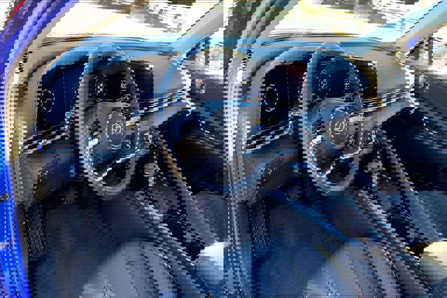 Used 2025 Hyundai Elantra Limited image 18