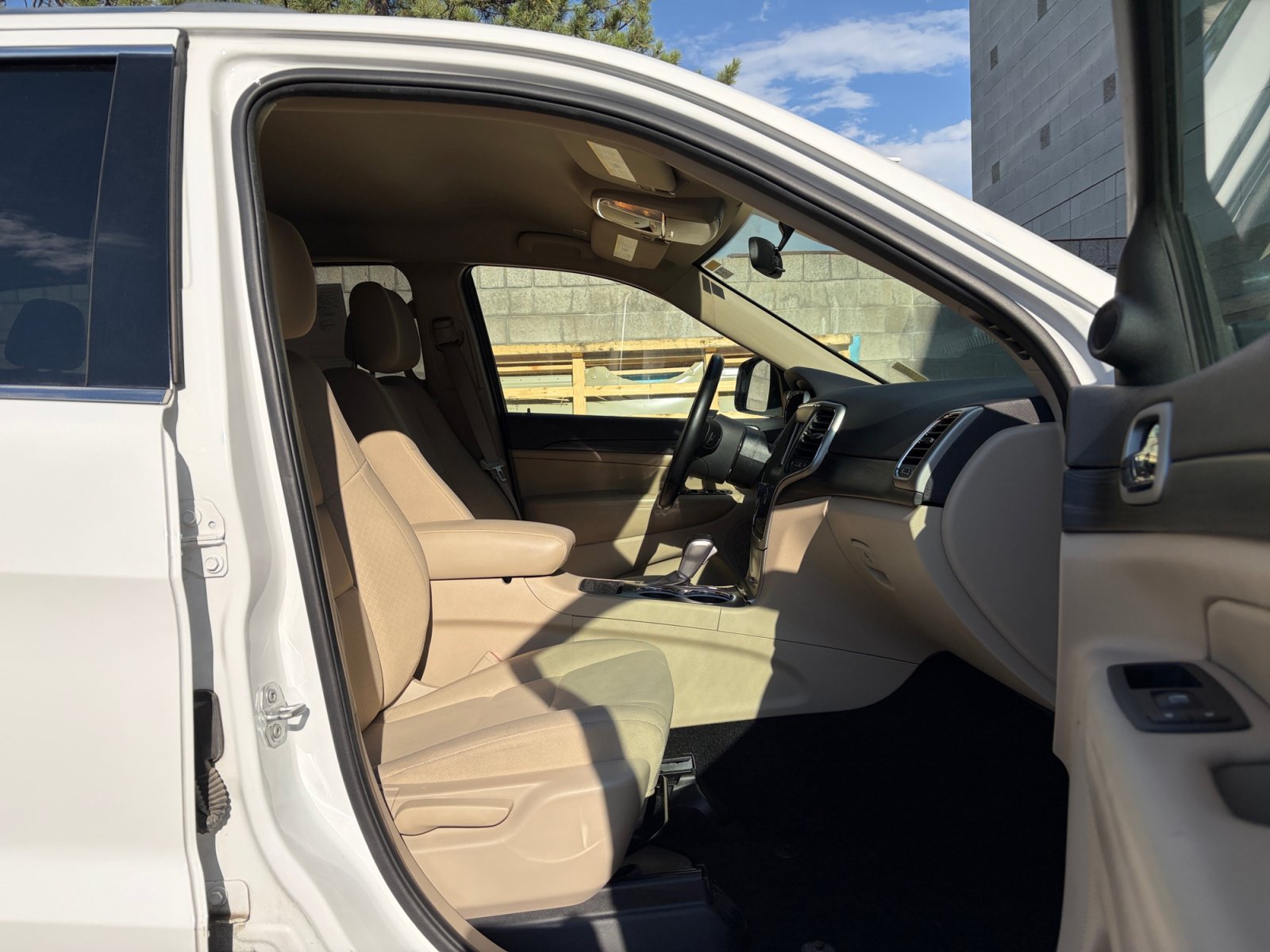 Used 2021 Jeep Grand Cherokee Laredo AWD/4WD image 28