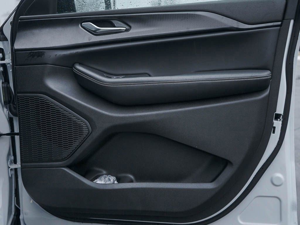 New 2025 Jeep Grand Cherokee Laredo image 8