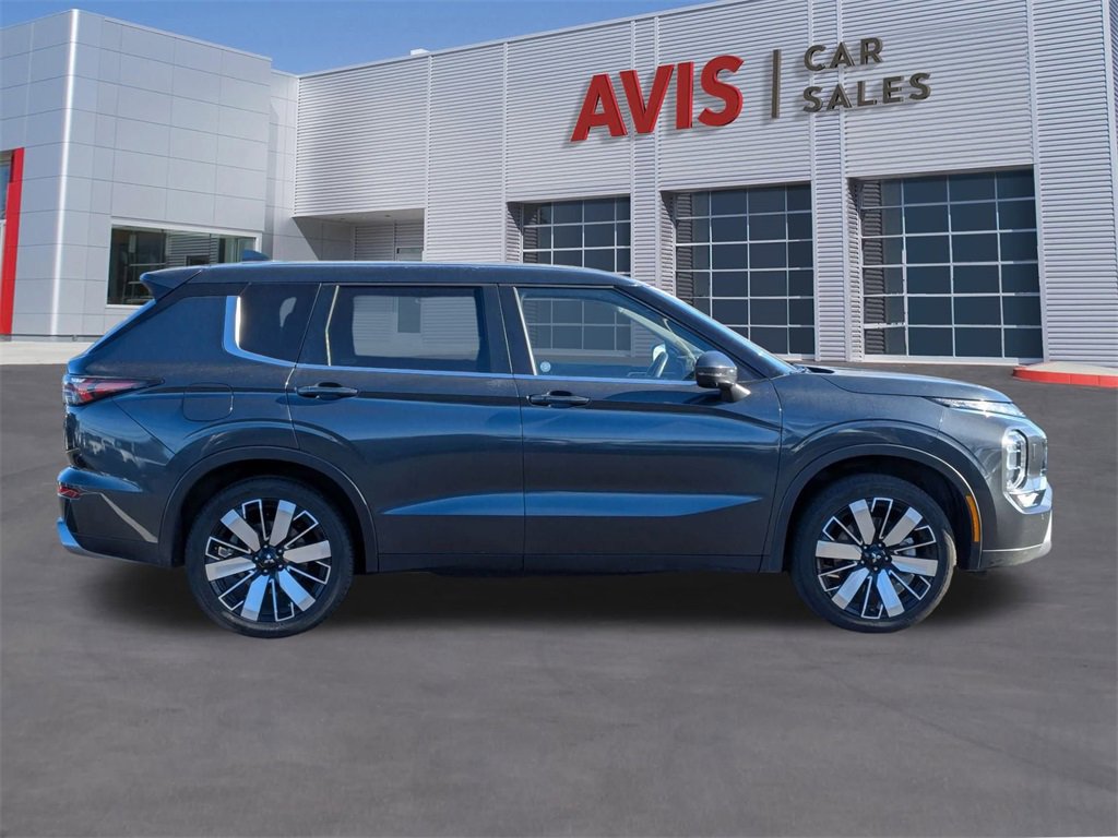 Used 2025 Mitsubishi Outlander SE image 9