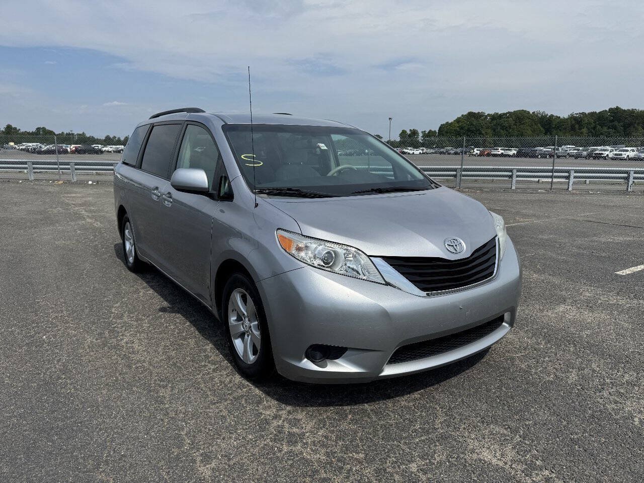 Used 2011 Toyota Sienna LE w/ Towing Pkg FWD image 1