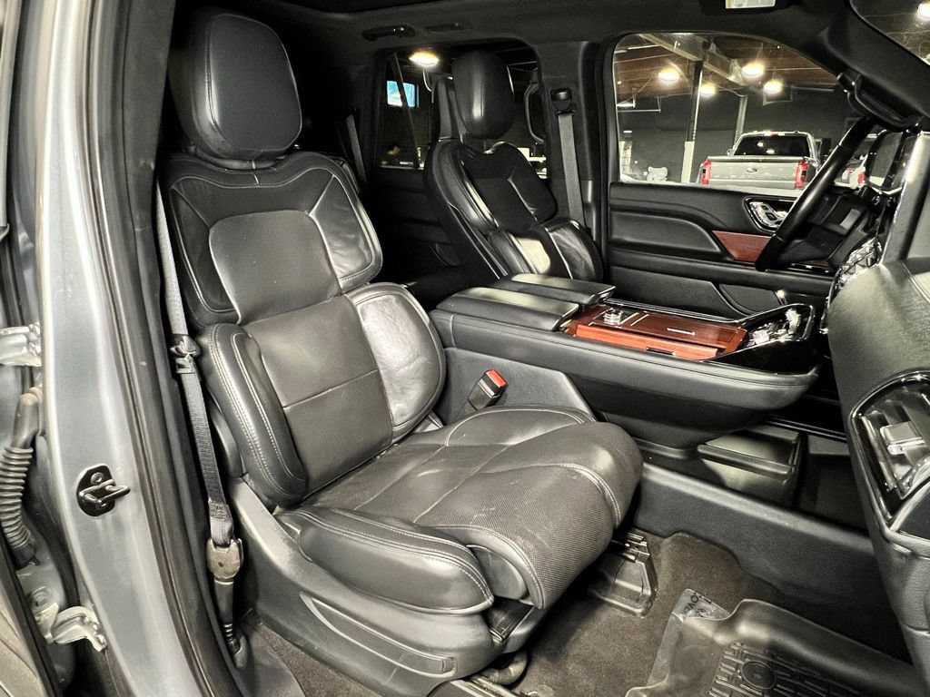 Used 2023 Lincoln Navigator Reserve AWD/4WD image 4