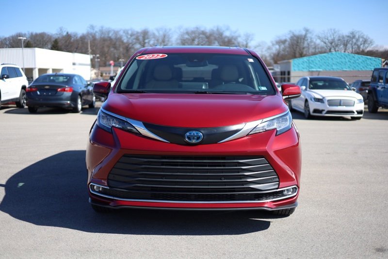 Used 2022 Toyota Sienna XLE image 8
