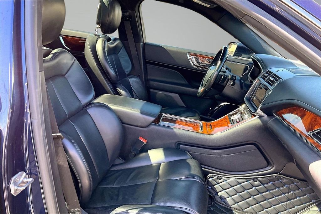 Used 2017 Lincoln Continental Select image 7