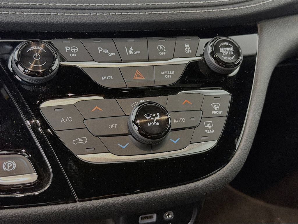Used 2019 Chrysler Pacifica Limited w/ Advanced Safetytec Group FWD image 17