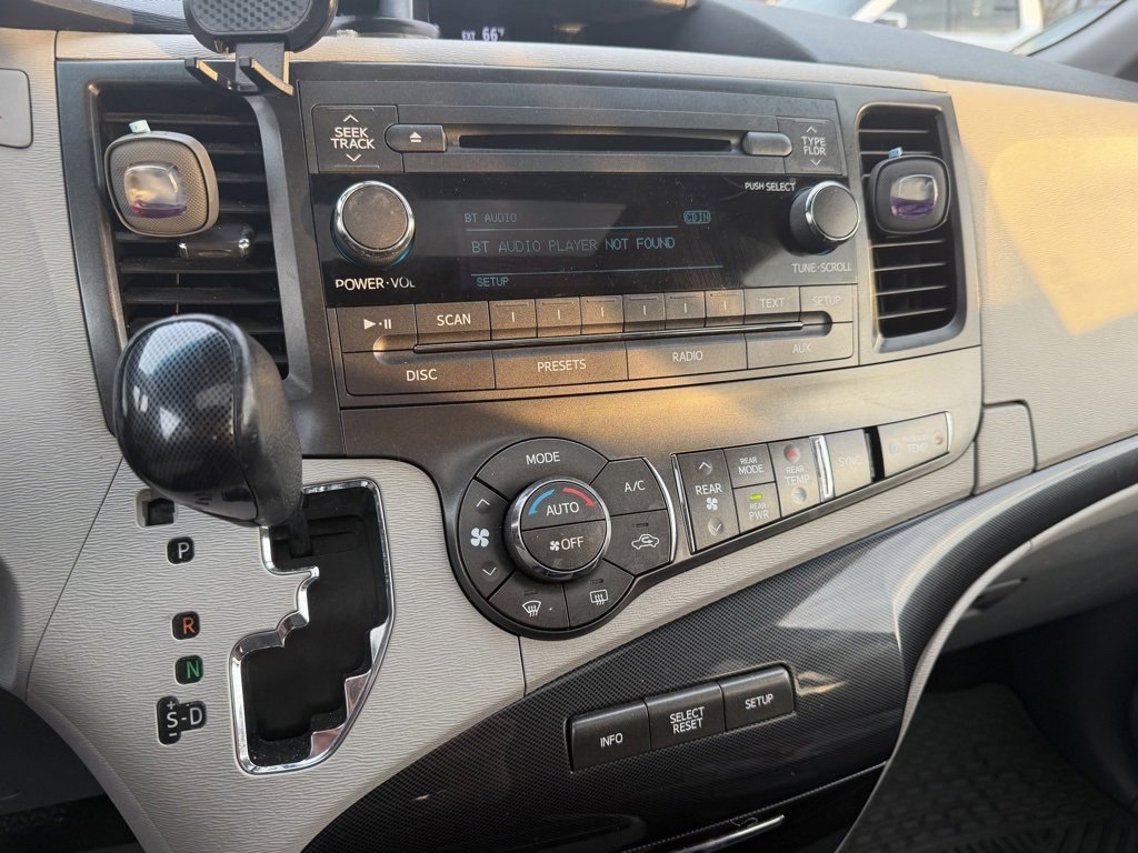 Used 2014 Toyota Sienna SE w/ Convenience Accessory Package image 11