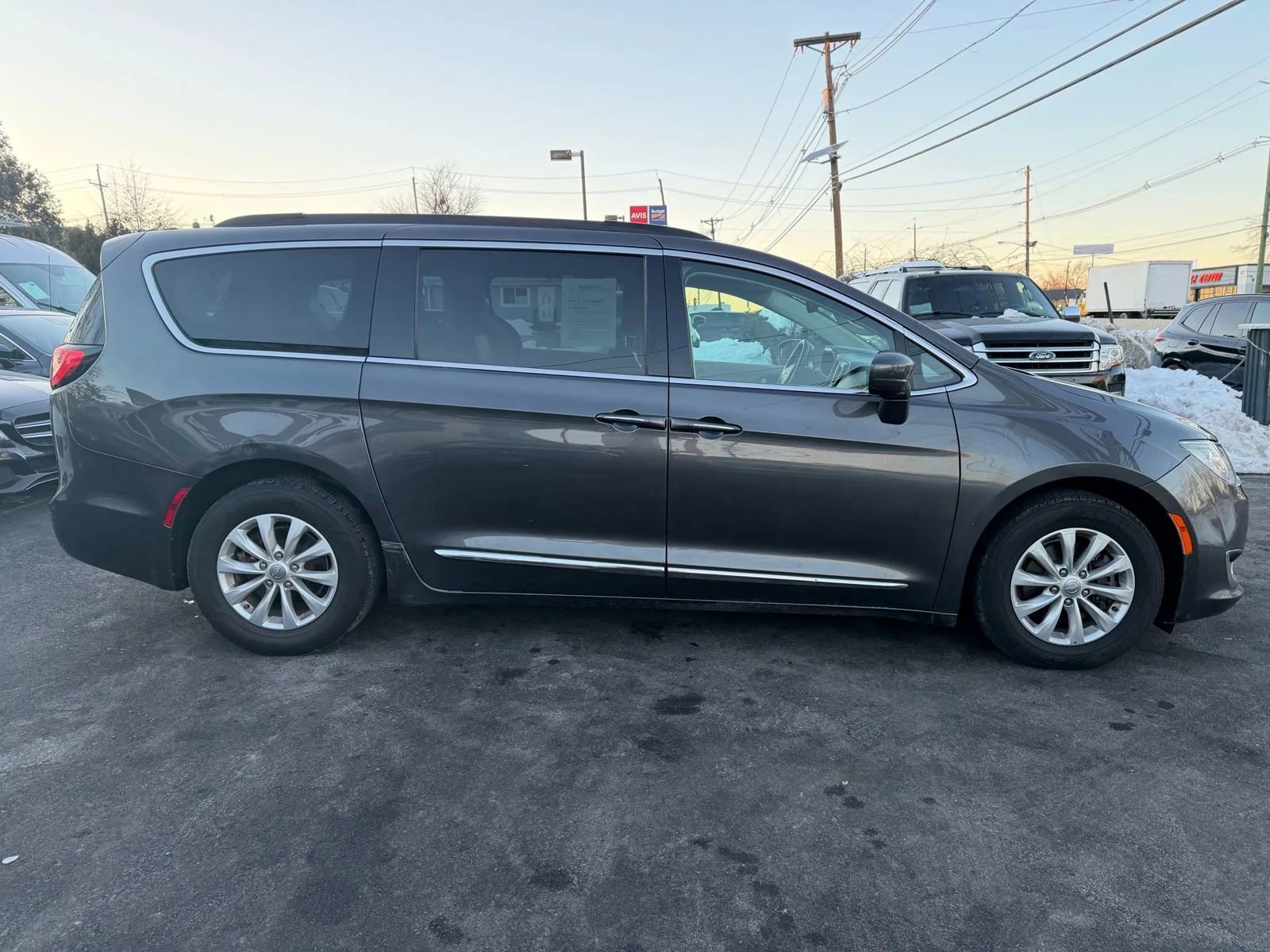 Used 2017 Chrysler Pacifica Touring-L image 8