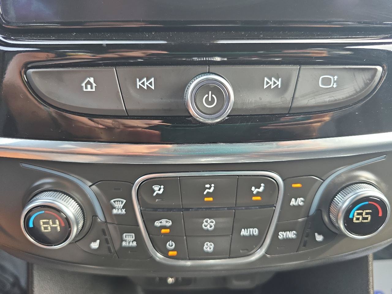 Used 2023 Chevrolet Traverse LT FWD image 33