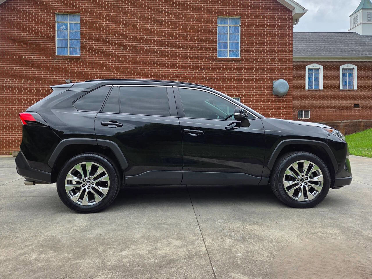 Used 2020 Toyota RAV4 XLE Premium FWD image 4
