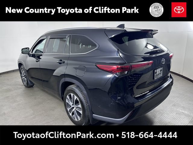 Used 2021 Toyota Highlander XLE AWD/4WD image 5