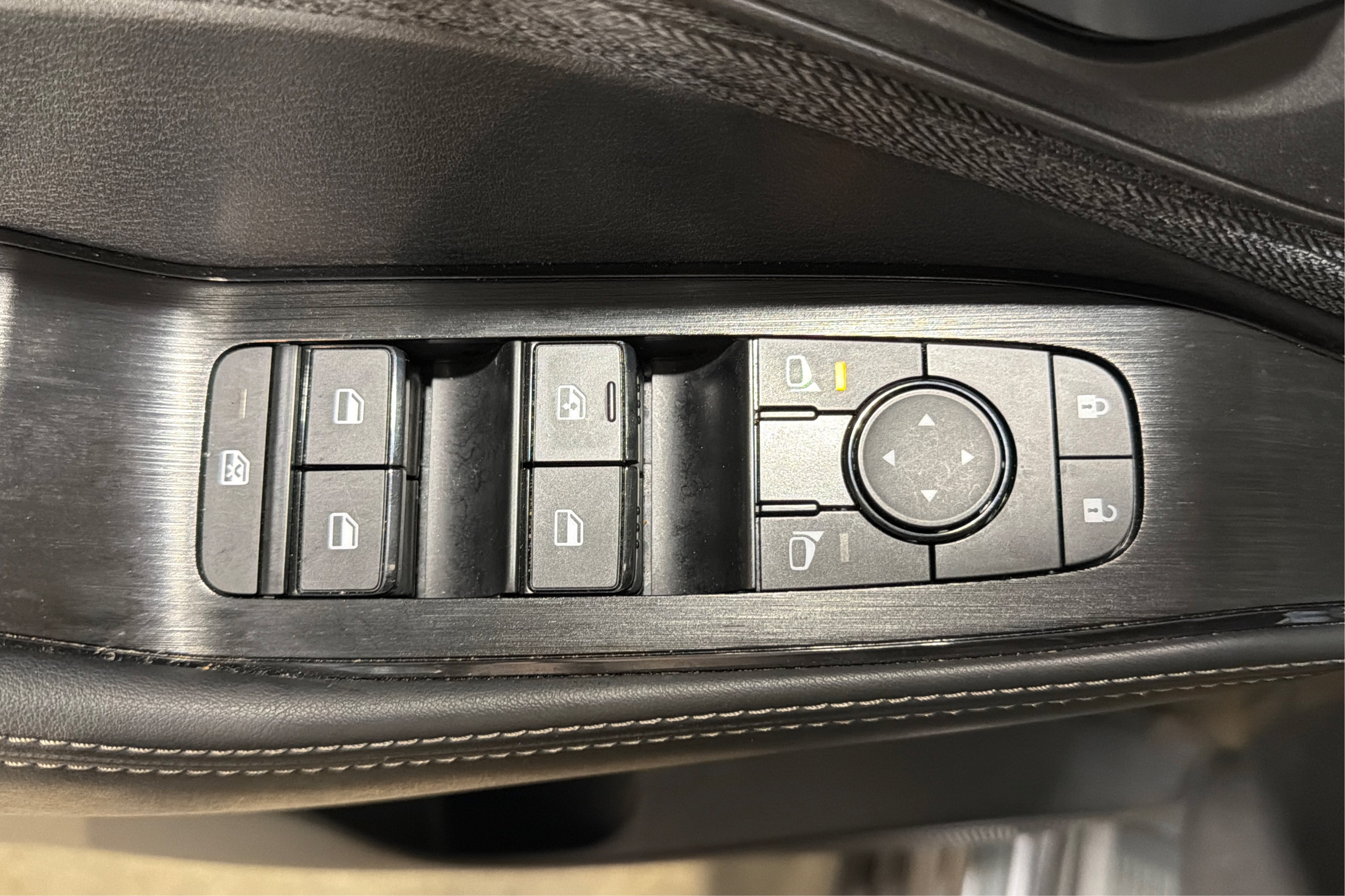 Used 2023 Nissan Rogue SV AWD/4WD image 16