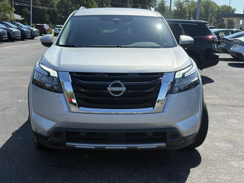 Used 2025 Nissan Pathfinder SL FWD image 2