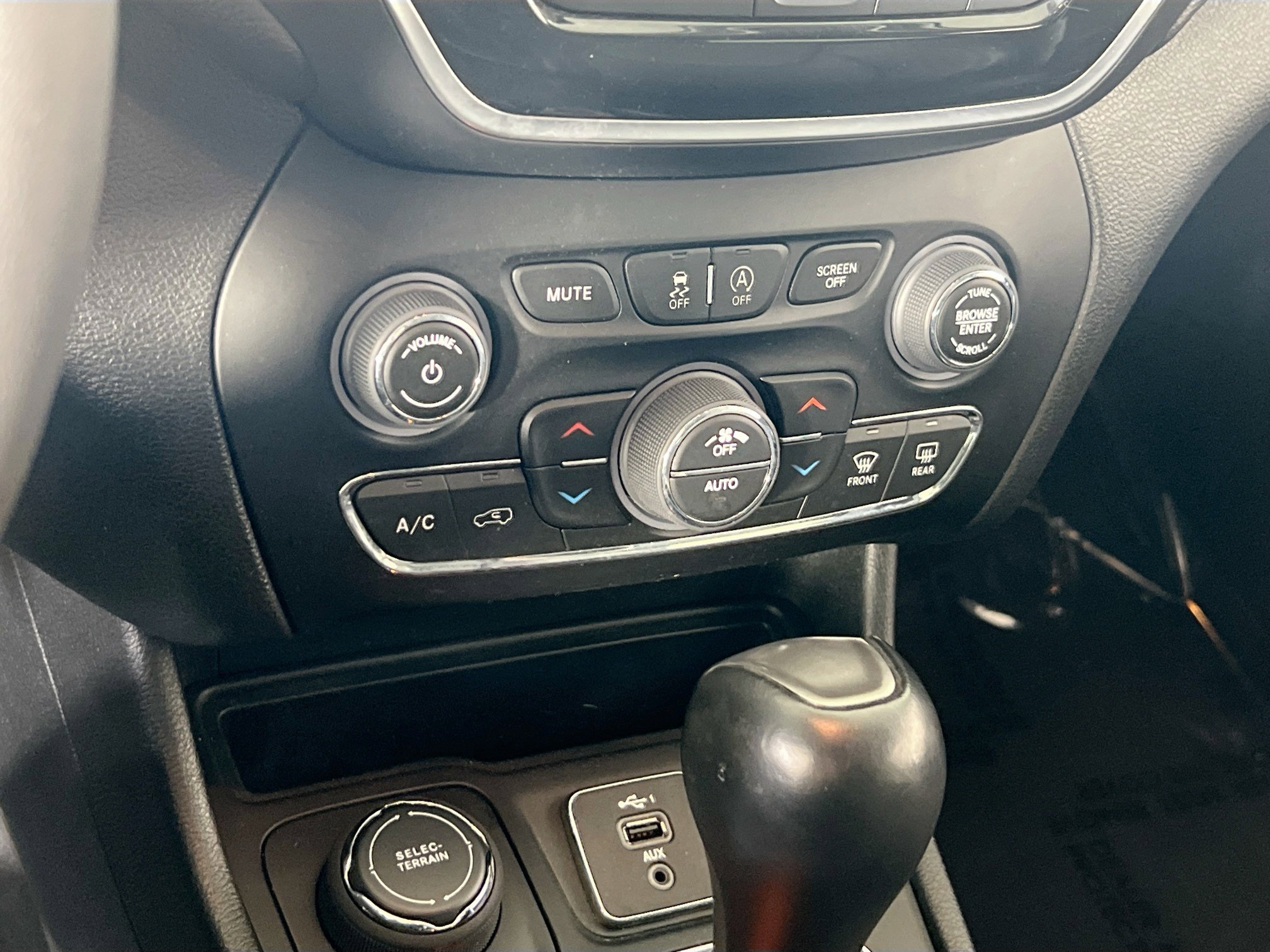 Used 2022 Jeep Cherokee Limited AWD/4WD image 15