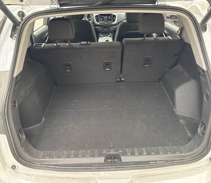 Used 2022 GMC Terrain SLE w/ Driver Convenience Package FWD image 9
