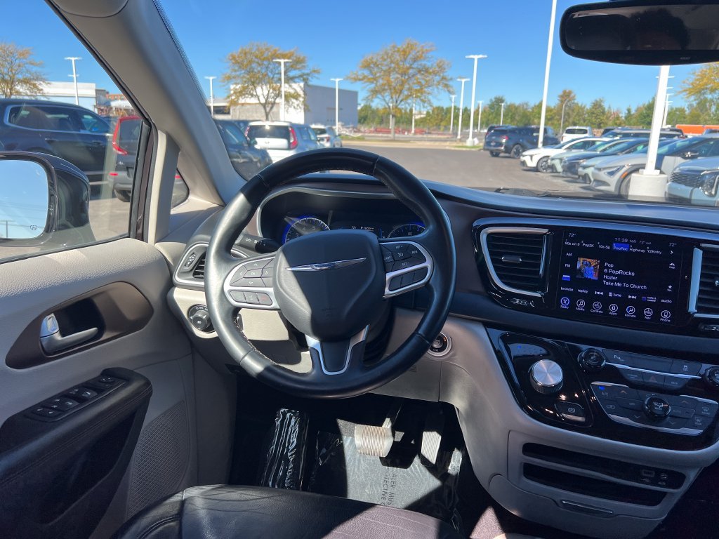 Used 2017 Chrysler Pacifica Touring-L FWD image 13