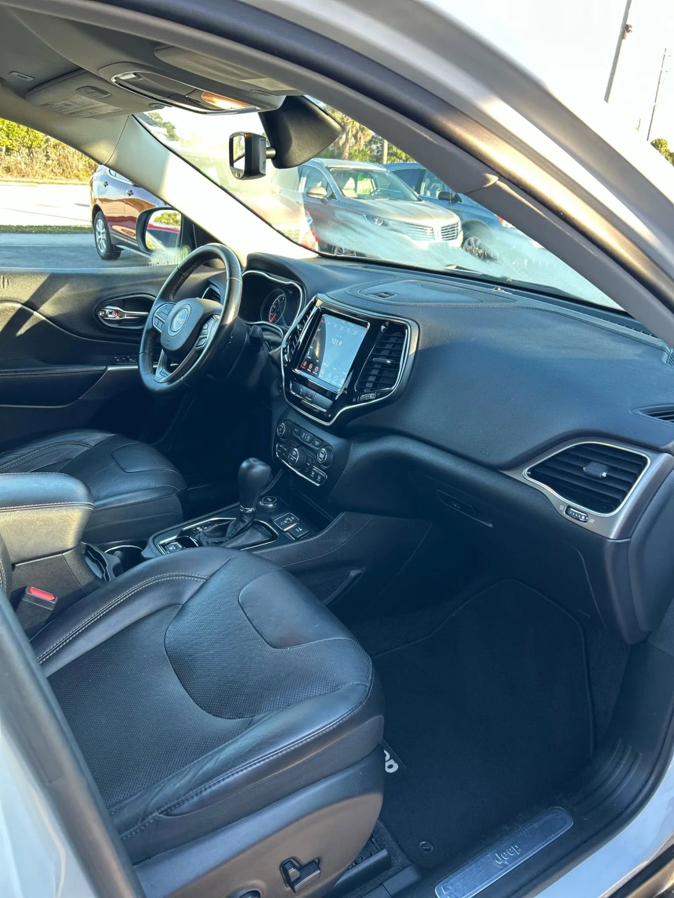 Used 2019 Jeep Cherokee Limited image 23