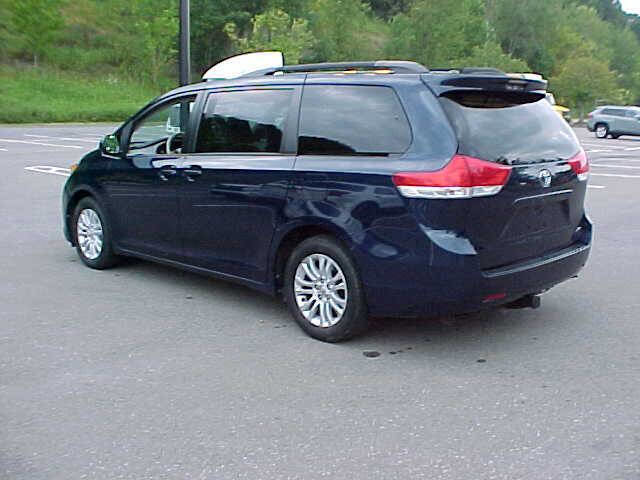 Used 2012 Toyota Sienna XLE image 9