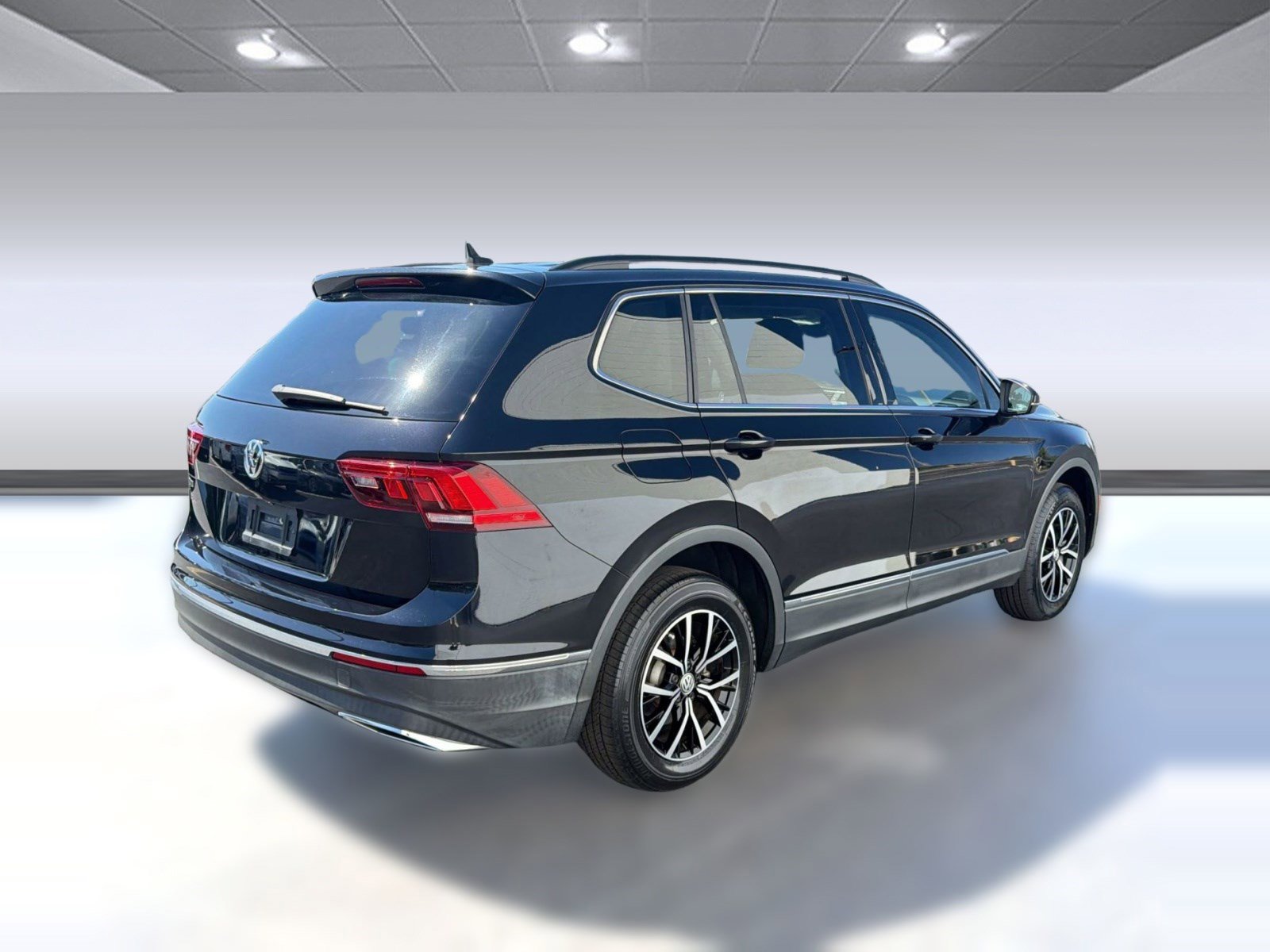 Used 2021 Volkswagen Tiguan SE w/ Panoramic Sunroof Package FWD image 9