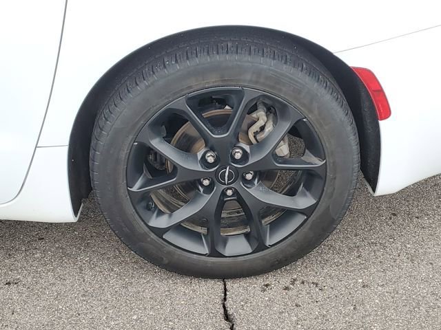 Used 2025 Chrysler Pacifica Limited image 38