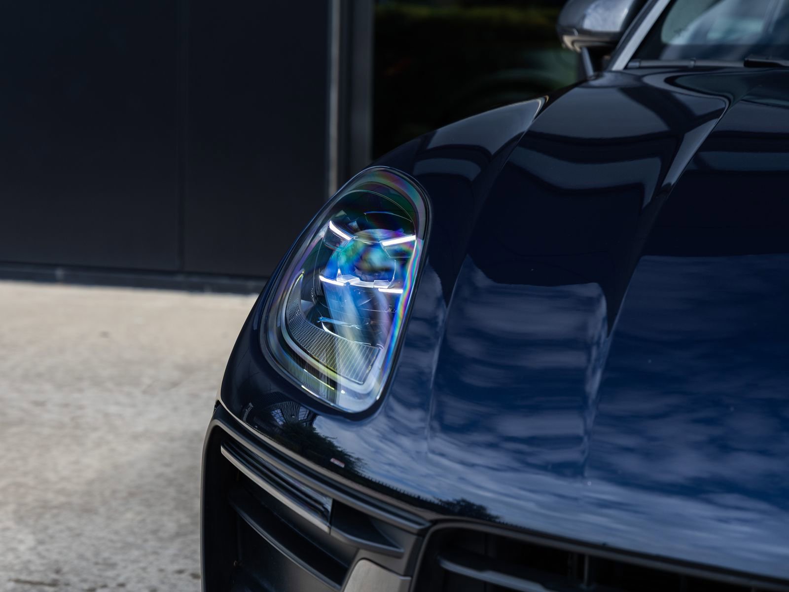 Certified 2023 Porsche Macan Turbo AWD/4WD image 18